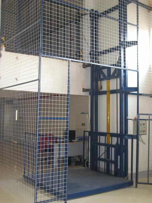 單臂（bì）單缸導軌式升降機