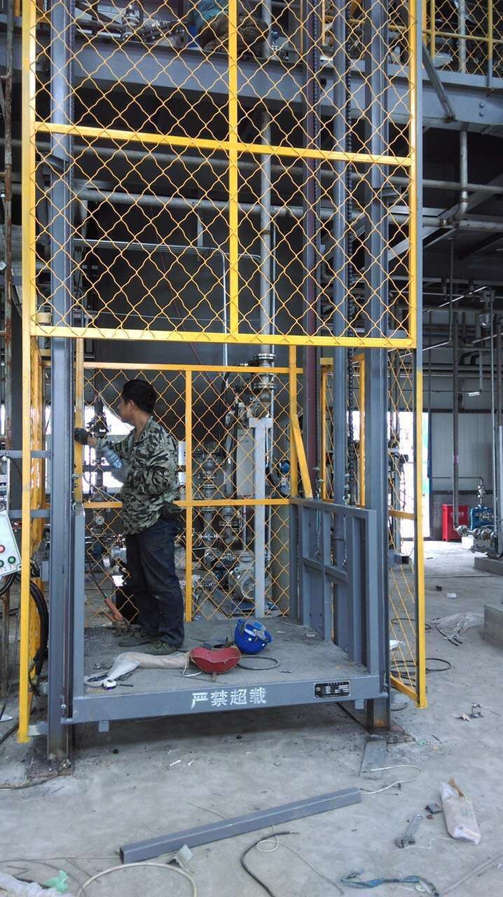 防（fáng）爆導（dǎo）軌式升（shēng）降機安裝現場