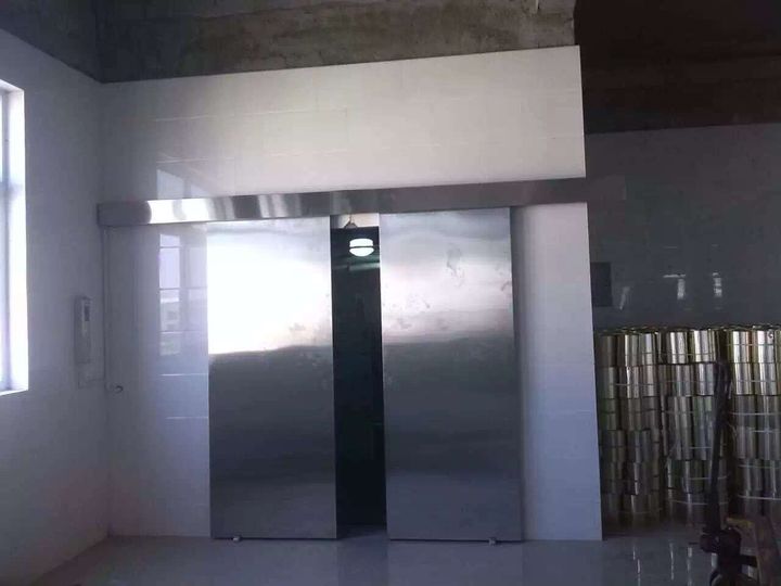 電（diàn）動門貨梯安裝現場